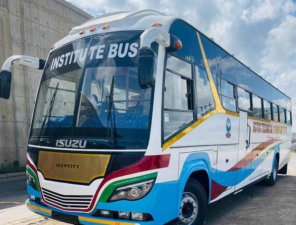 Isuzu FRR90 Bus (50-seater) gallery 1