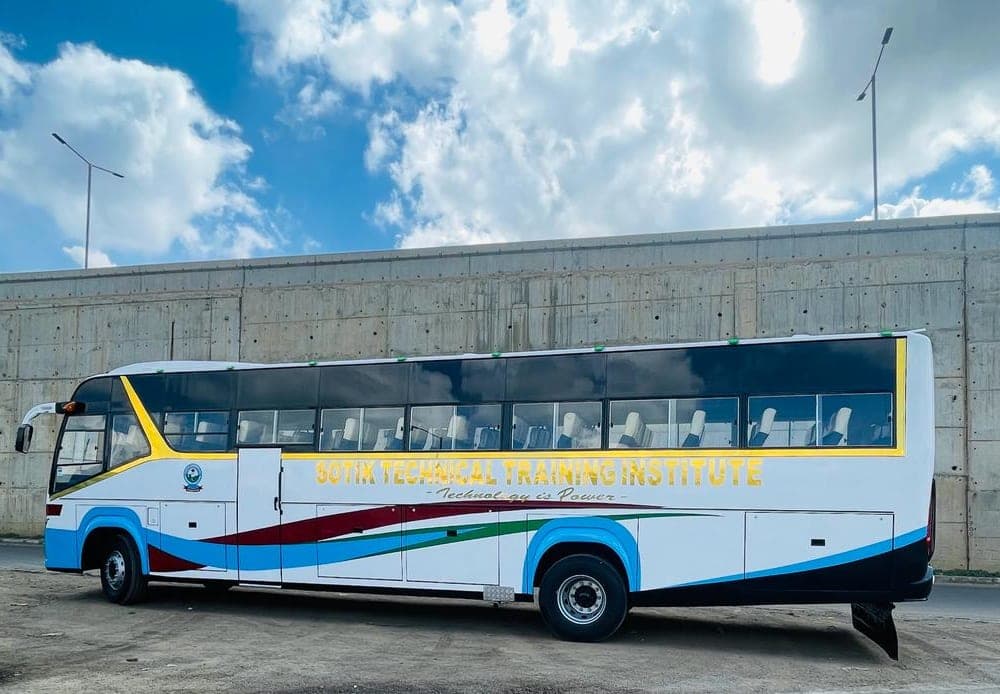 Isuzu FRR90 Bus (50-seater) gallery 2