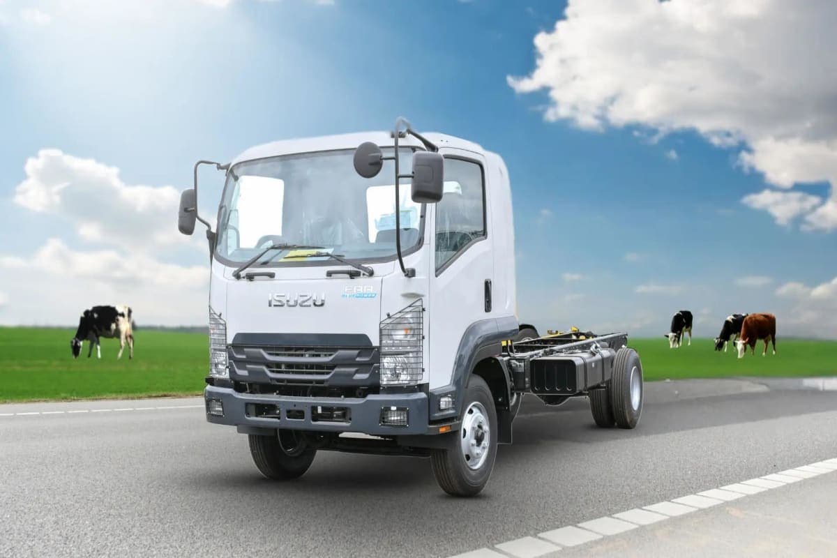 Isuzu FRR90N Truck - Medium Duty (F-Series) - View 1