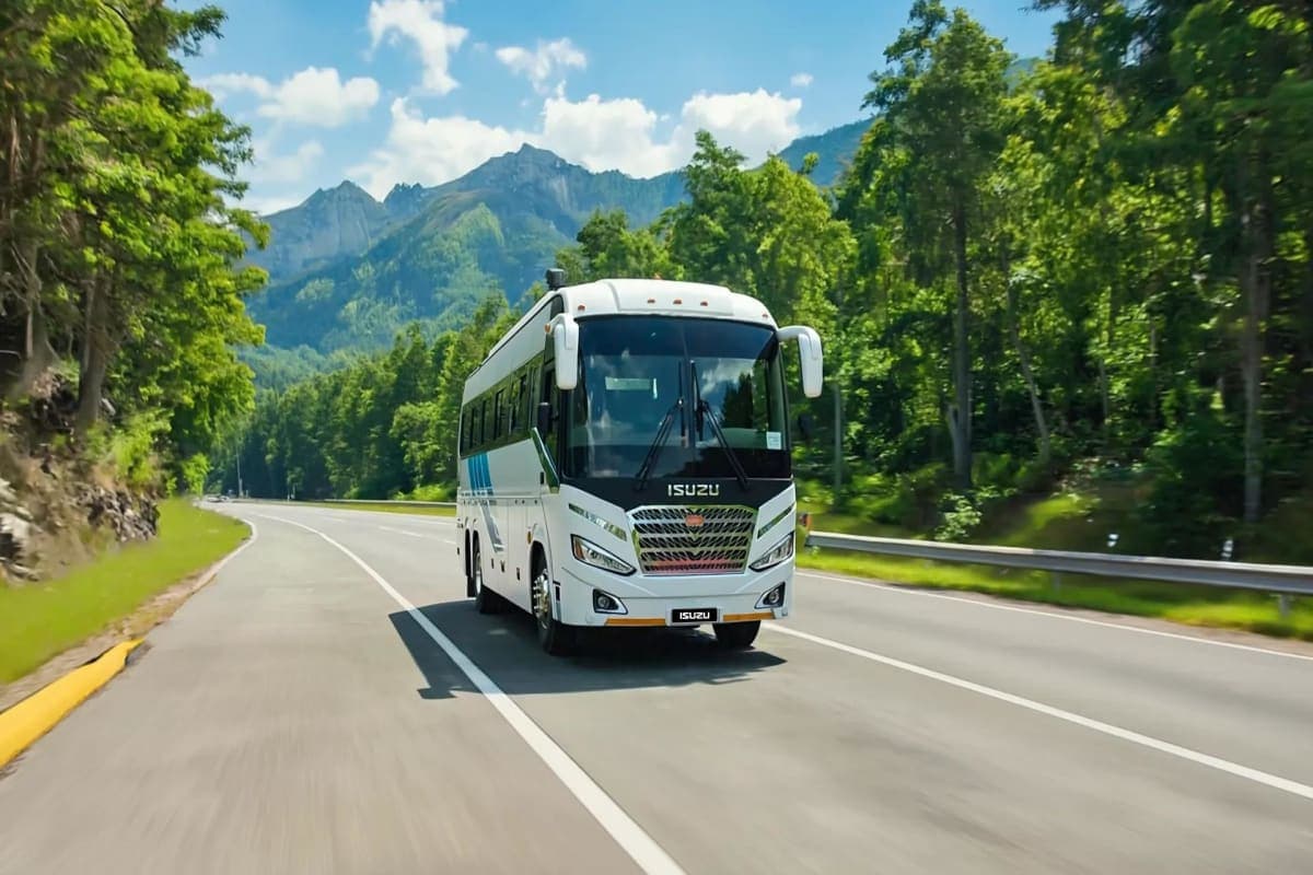 Isuzu FVR34S Bus (67-Seater) - View 1